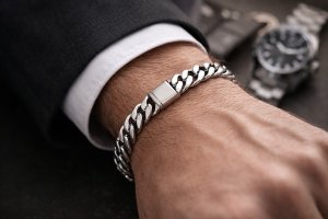 Серебряный браслет мужской: как менялось отношение к украшению, каким оно бывает и на что действительно стоит обращать внимание при выборе