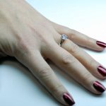 Кольцо с бриллиантом 1 карат на руке