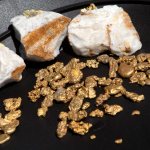 Необработанное золото в камнях